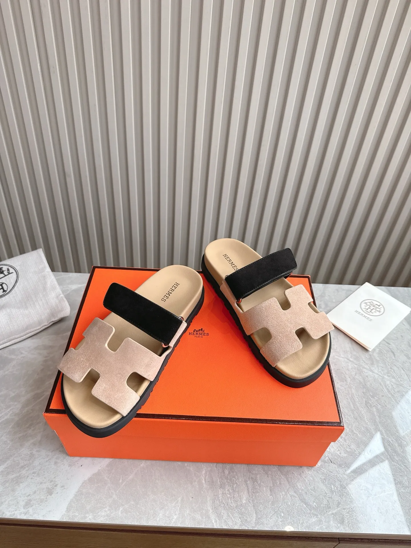 p480🐮🐮Couple model (top version) H family 2024 spring and summer new style HERMES Hermes' recently popular couple model pig nose angle sandals and slippers, paired with various colorful socks, popular. Upper: imported original deerskin (the genuine leather edging is not ordinary super migration). Lining: imported genuine leather. Outsole: Tpu non-slip and wear-resistant outsole. Size: Female 35-42 (40/42 non-returnable and non-exchangeable) Male size: 39-45 (45 non-refundable and non-exchangeable)